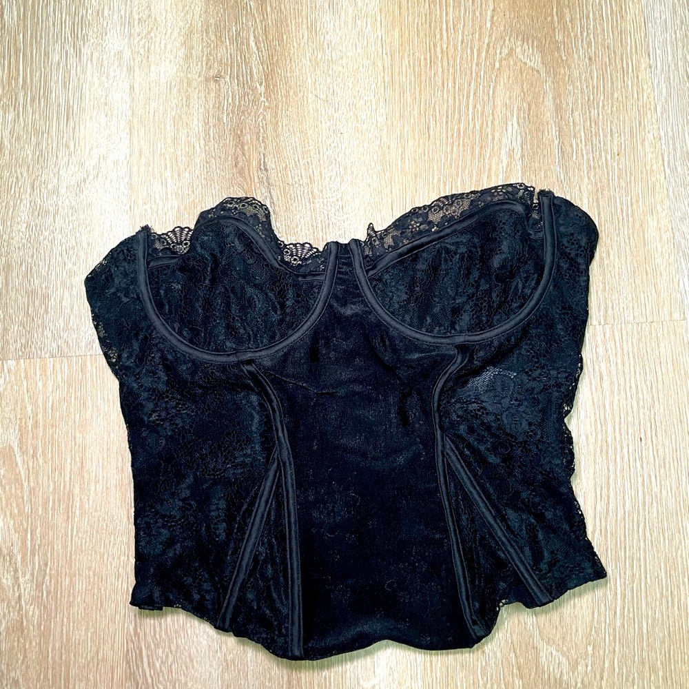 Black lace corset. Zipper back.